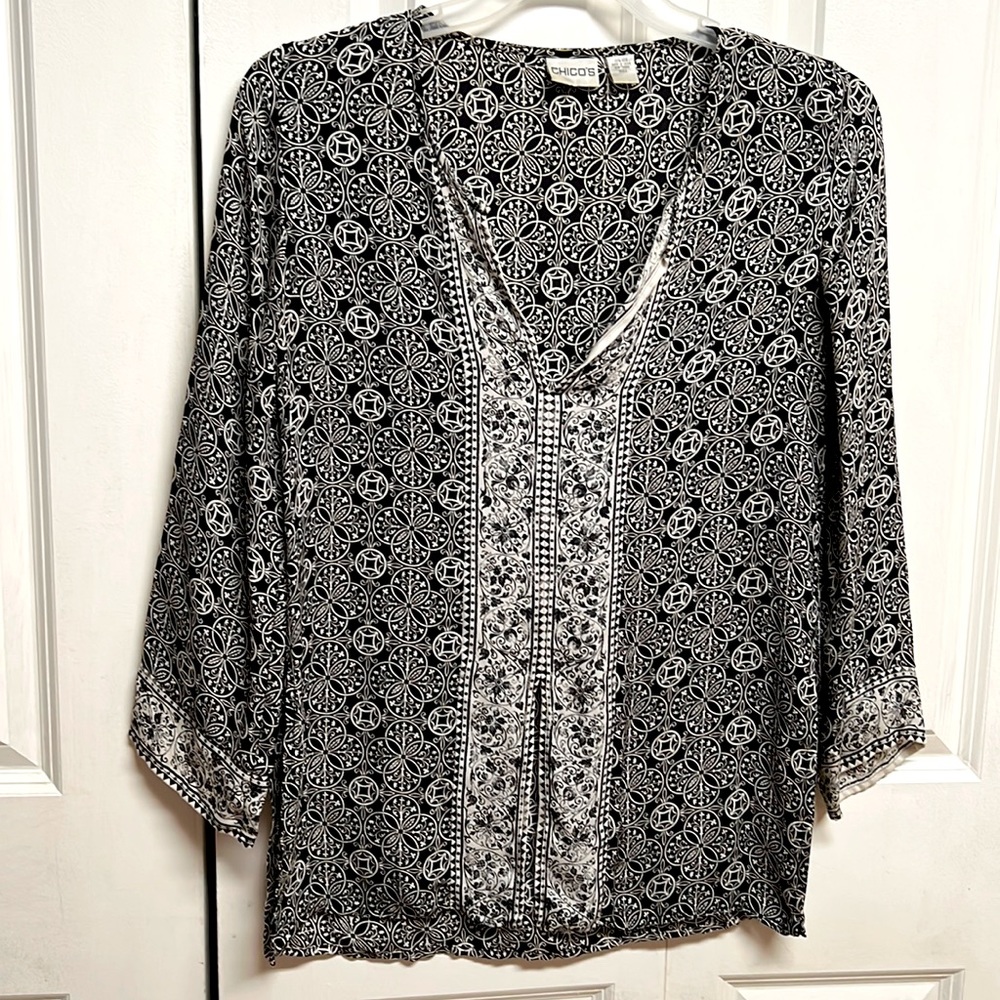 Chico’s Black White Floral Print V Neck Long Sleeve Silk Top Size 0. / S